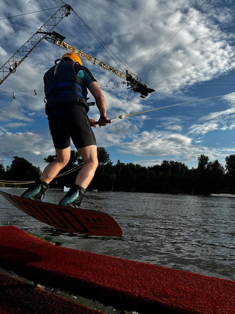 Holowanie wakeboardzisty za łodzią motorową