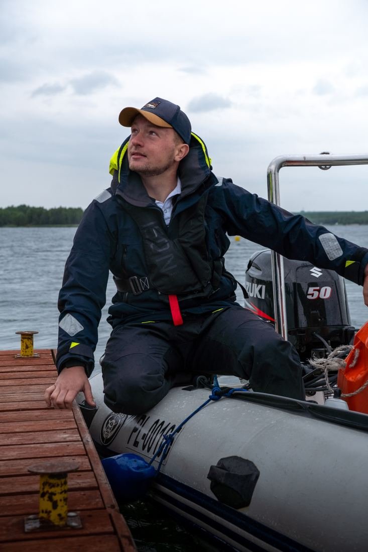 Instruktor Anchor Point za sterem łodzi motorowej